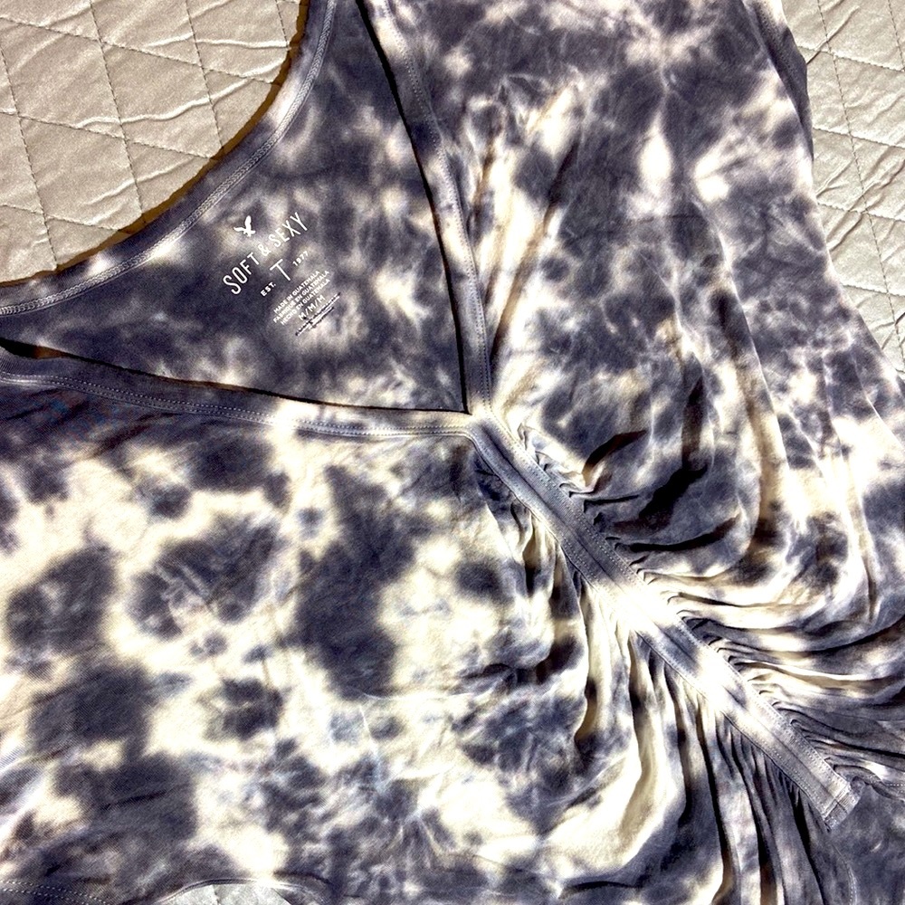American Eagle Soft/Sexy V Neck Top. Size  Medium. Gray and White Tie-Dye. - Picture 4 of 6